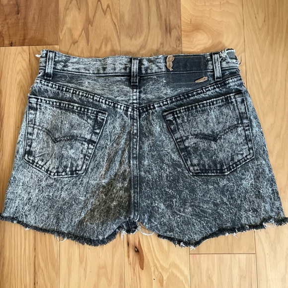 Distressed vintage Levi’s cutoff shorts - Picture 3 of 5